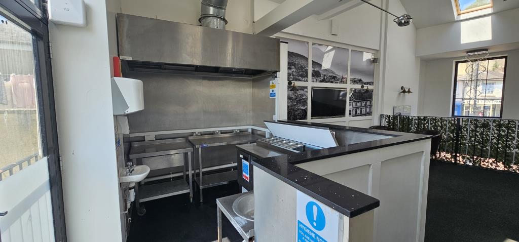 Lot: 79 - TOWN CENTRE FREEHOLD THREE STOREY BAR WITH GARDEN AND PARKING - The kitchen area